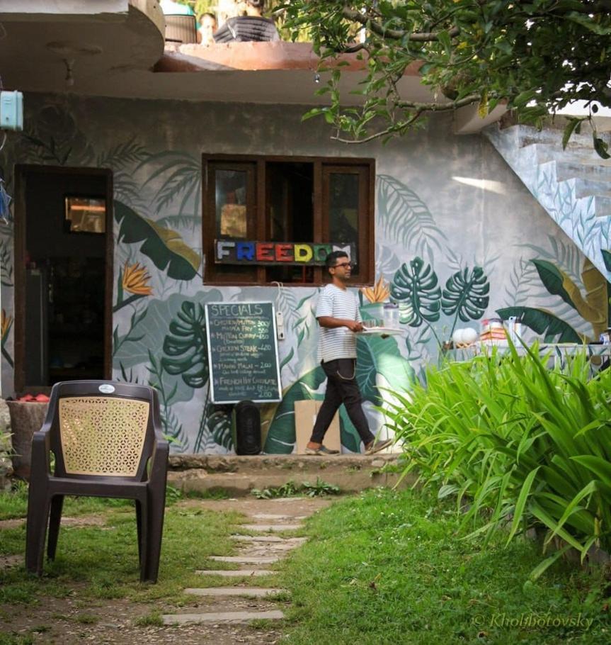 Freedom Cafe Hotel Kalgha Екстериор снимка